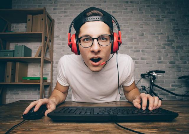 揭密游戏陪练领域:有钱人一年花300万，接单价格最高的是王校长